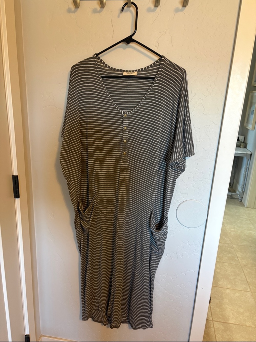 Striped V-Neck Pocket Dwell & Slumber - Gray/White.